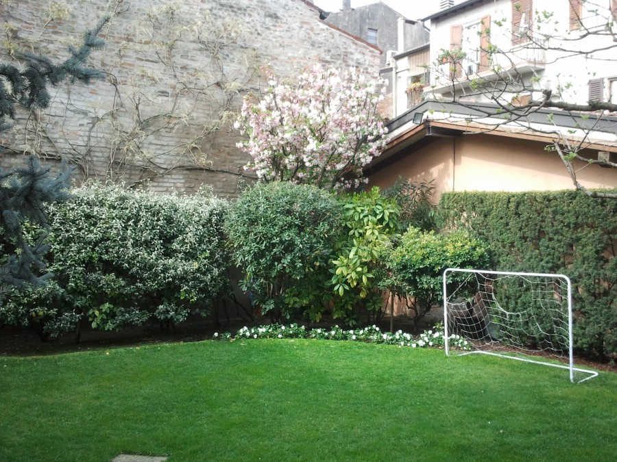 Giardino privato con prato e siepi curate